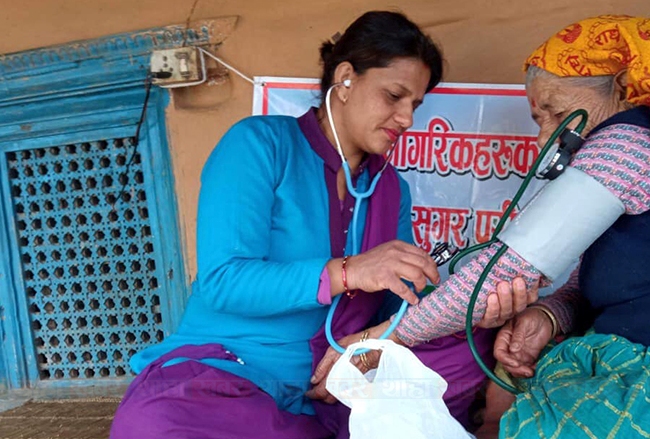 मुडिकुवाका जेष्ठ नागरिकलाई घरदैलो स्वास्थ्य सेवा