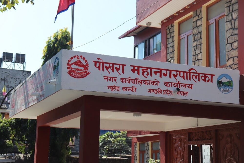 पोखरा महानगरले सडकको पार्किङ हटाउँदै