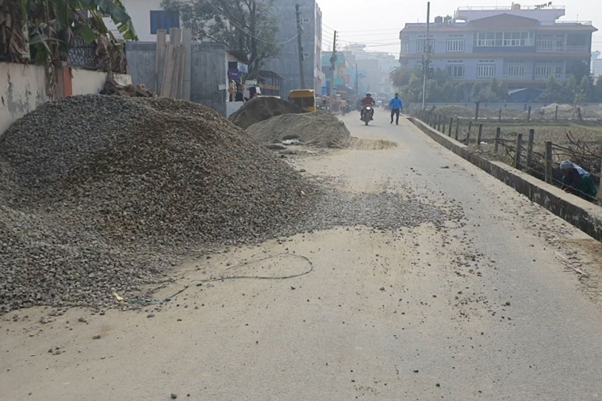 जथाभावी राखिने निर्माण सामग्रीले ट्राफिक व्यवस्थापनमा चुनौती
