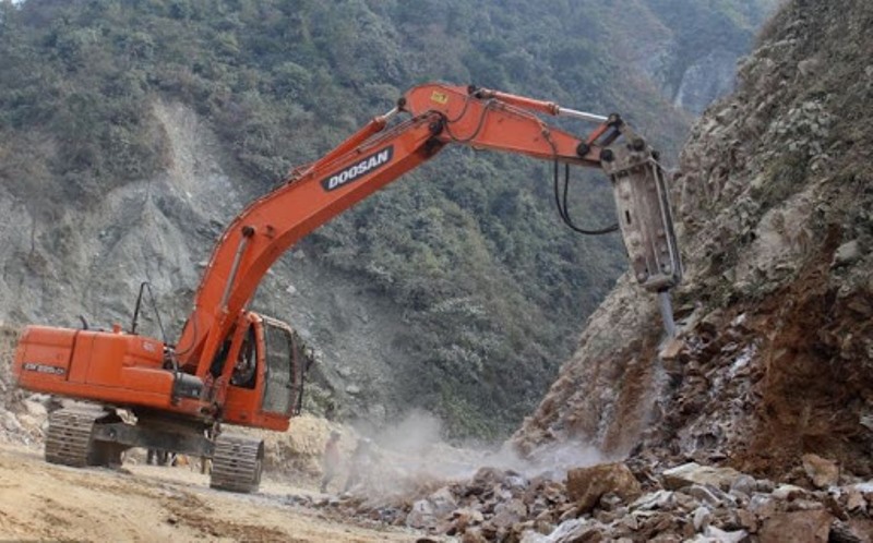 मध्यपहाडी फराकिलो बनाउन यातायात बन्द गरेर स्तरोन्नती