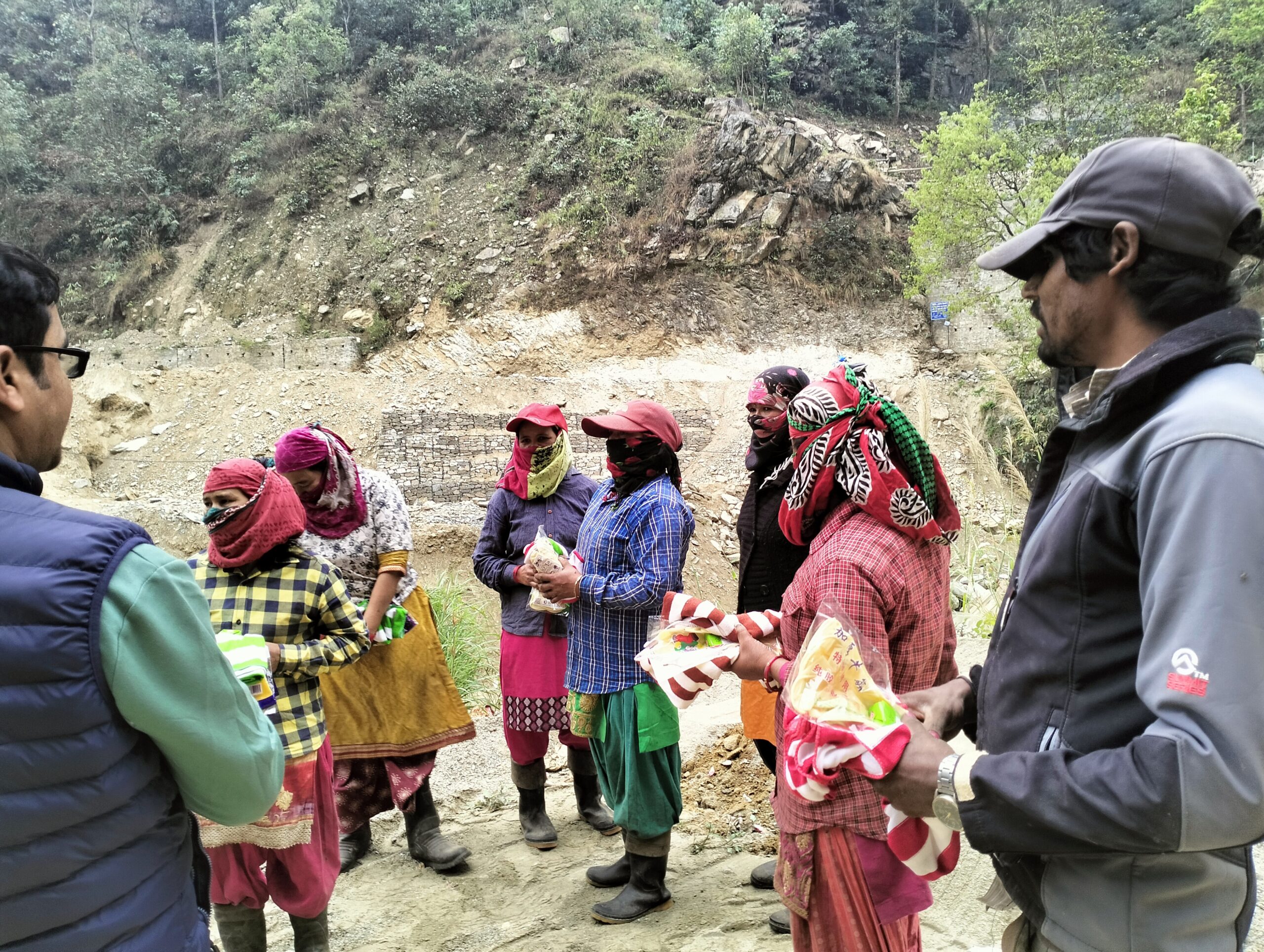 महिला मजदुरलाई सामग्री सहयोग