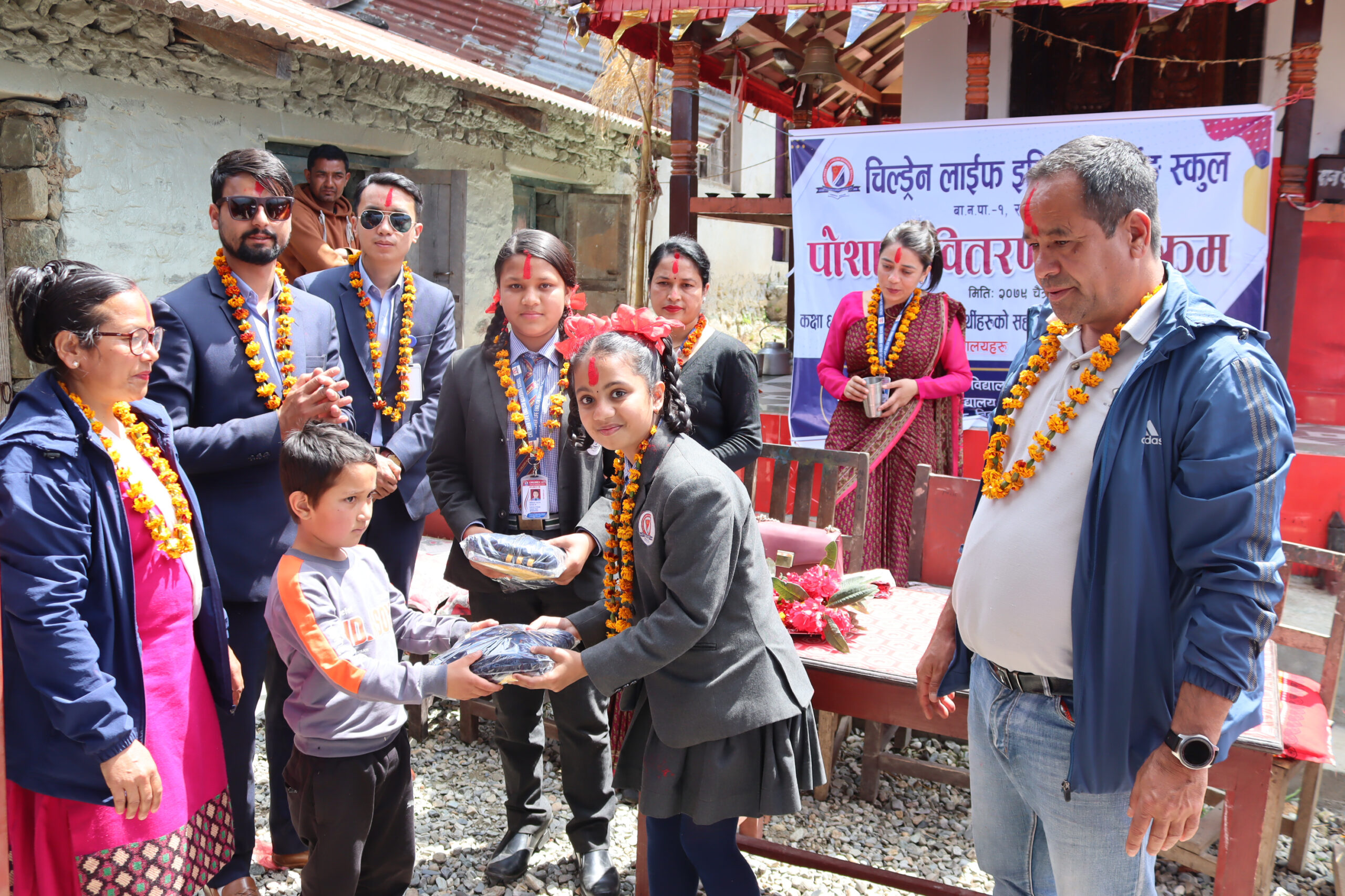 चिल्ड्रेनका विद्यार्थीले गरे निम्न आय भएका विद्यार्थीलाई पोशाक सहयोग