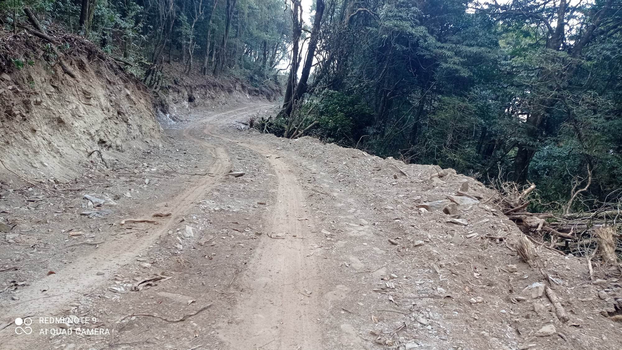 श्रमदान गरेर डाँडागाउँमा सडक मर्मत