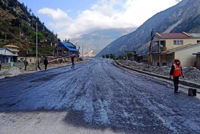 म्याग्दीको पोखरेबगर–चित्रे सडक कालोपत्रे गरिदै, स्थानीय उत्साही