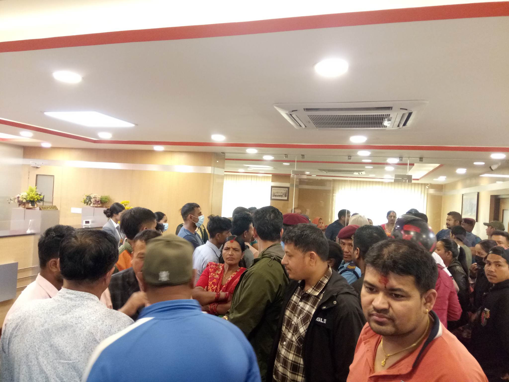 बचतकर्ताले घेरे इमेज बचत तथा ऋण सहकारीको कार्यालय