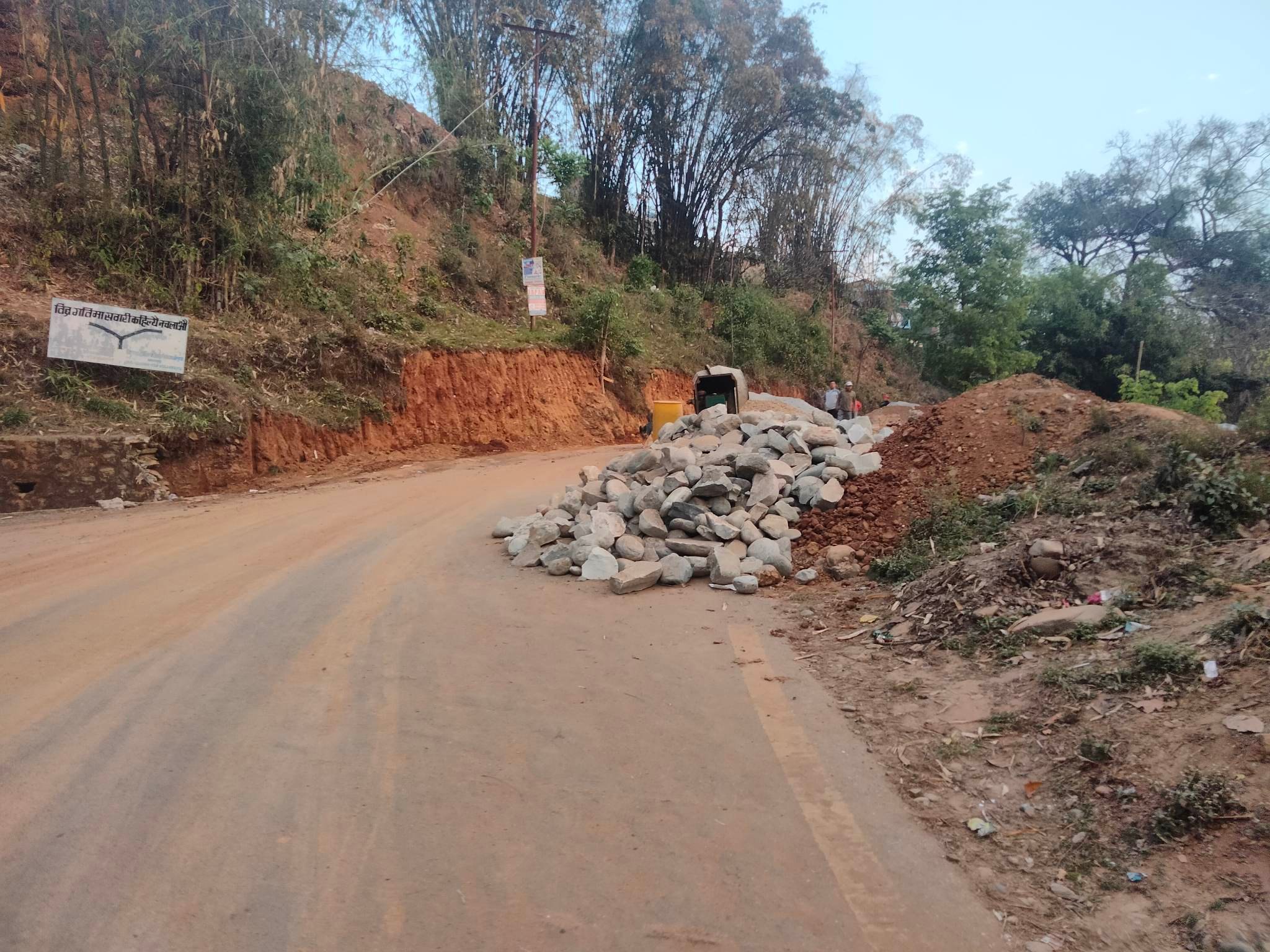 फैसला नआउँदै सडक विस्तार गर्न लागेको भन्दै स्थानीयको विरोध