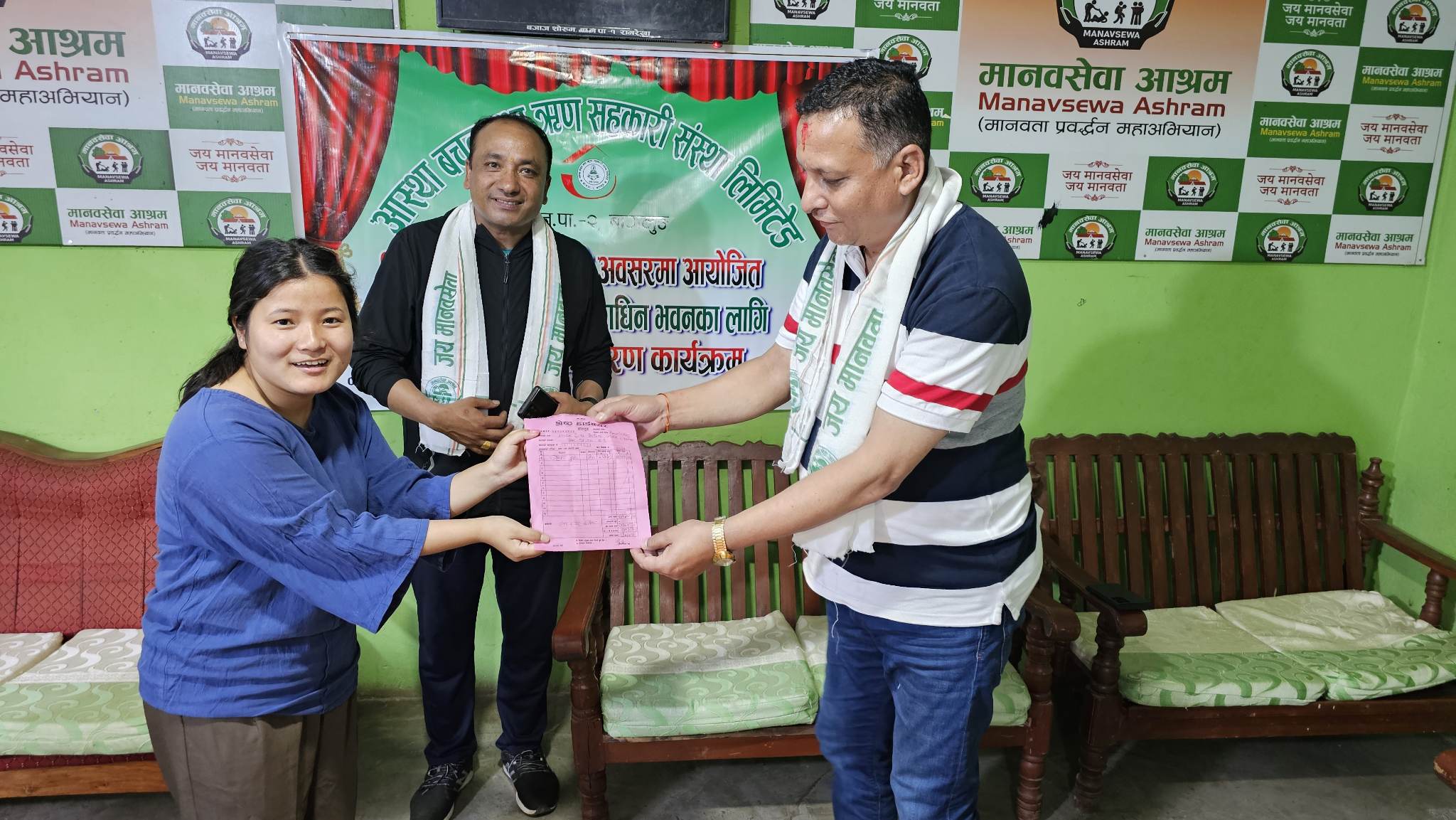 निर्माणाधिन आश्रम भवनको लागि आस्था सहकारीद्वारा सिमेन्ट सहयोग