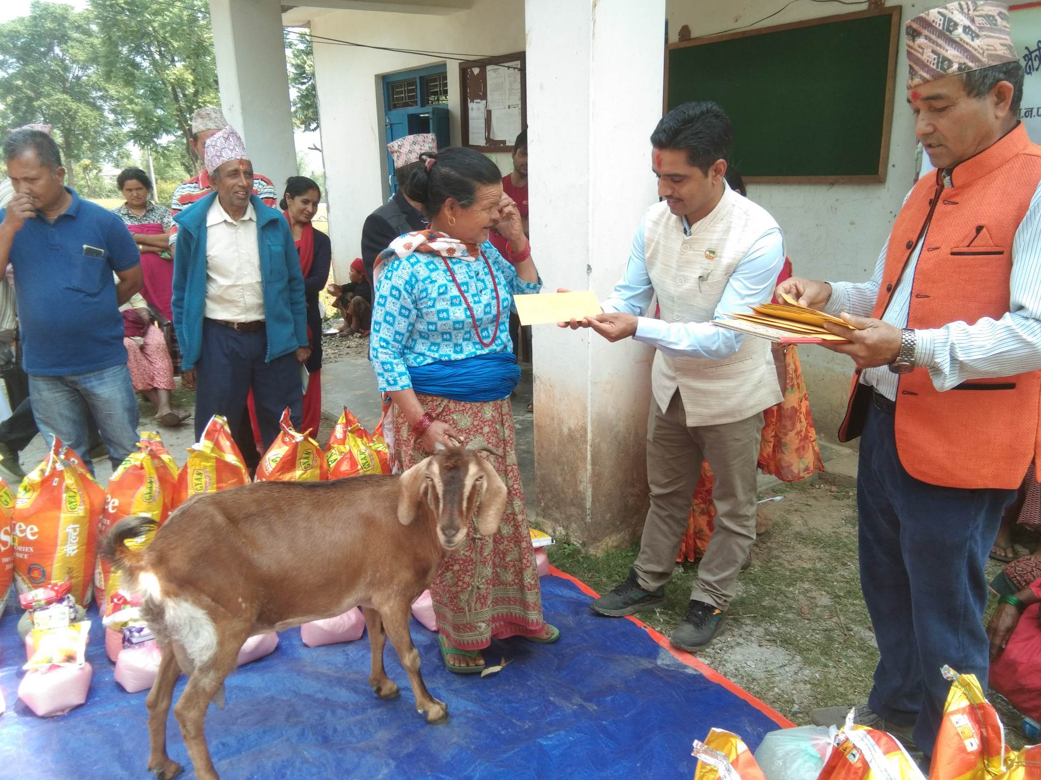 मनकारी दम्पति : जसले बिपन्न बस्तीमा राहत बाँडे
