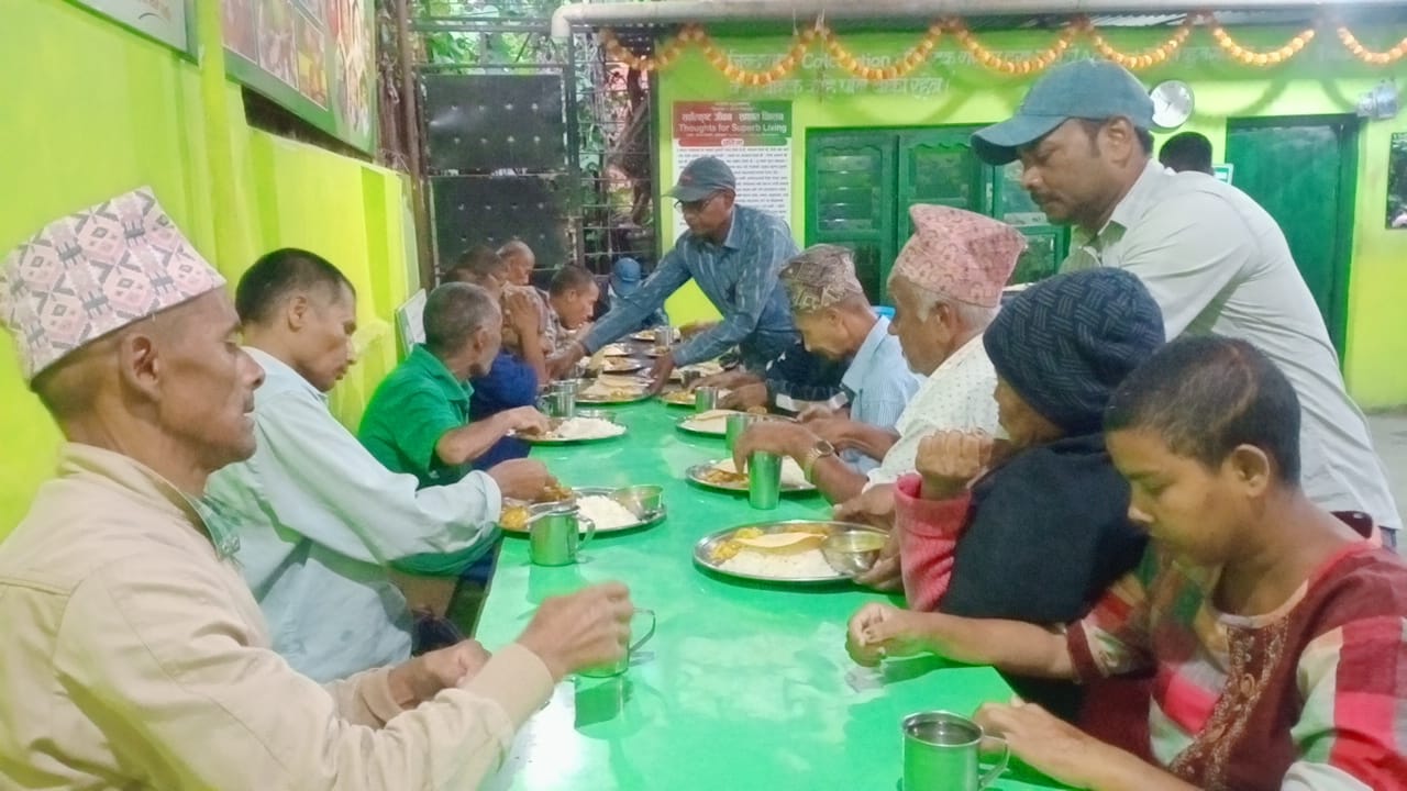 फर्निचर तथा फर्निसिङ व्यवसायीद्वारा आश्रममा सन्ध्याकालिन भोजन