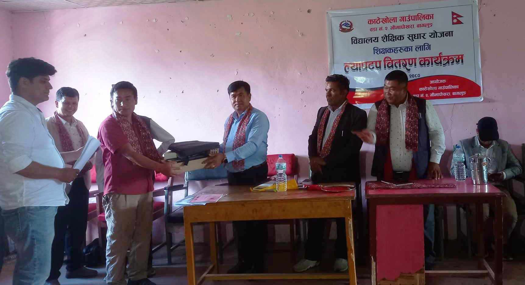 ३५ शिक्षकलाई वडाले दियो निशुल्क ल्यापटप
