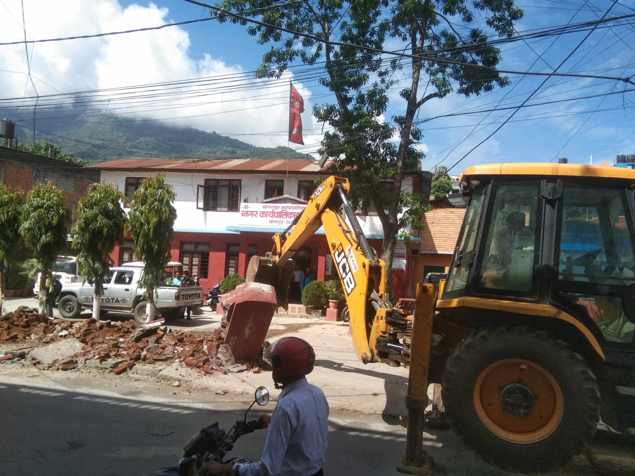 बागलुङ नगरपालिकाले भत्काउन थाल्यो अवैध संरचना