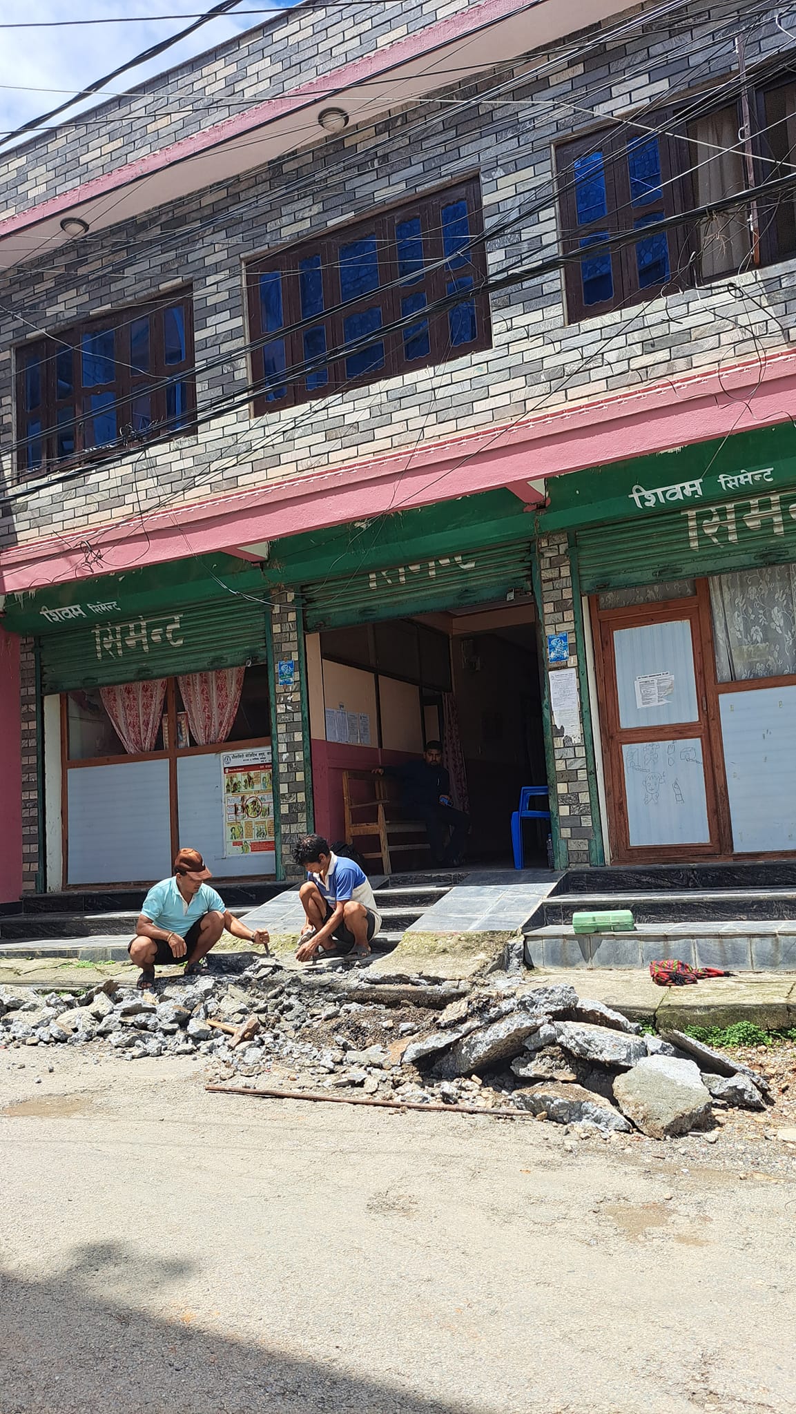 सडक मापदण्डमा परेका संरचना आँफै भत्काउँदै सर्वसाधारण