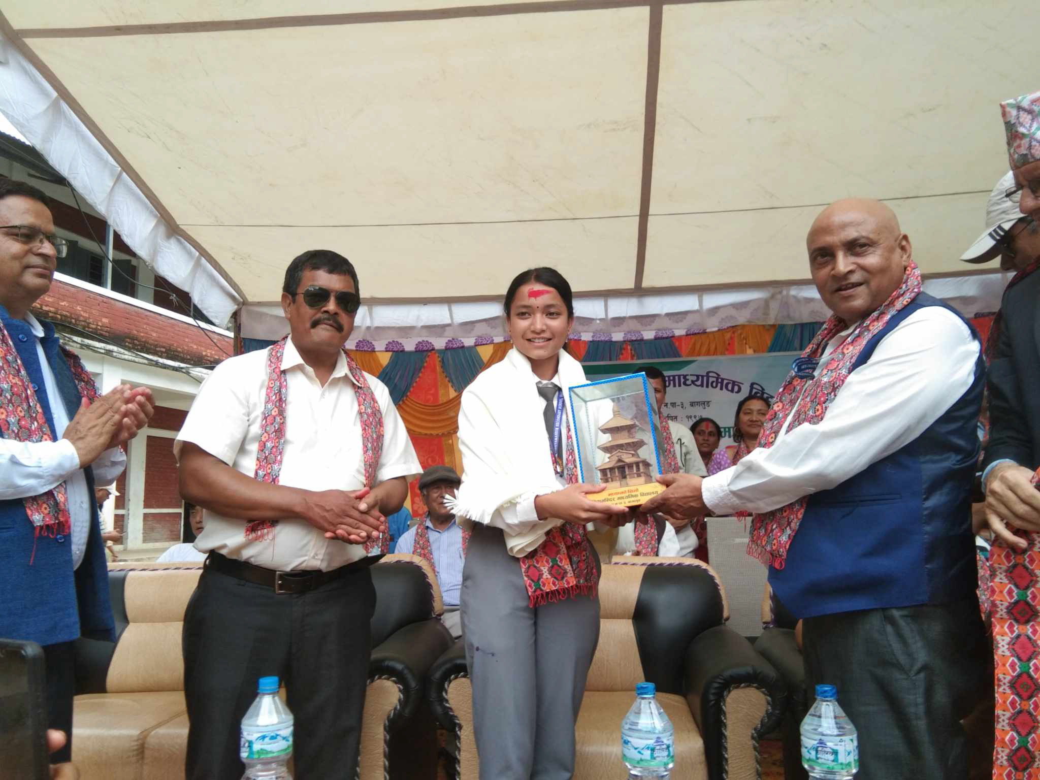 आफ्नै बिद्यालयमा सिम्रन परियार सम्मानित