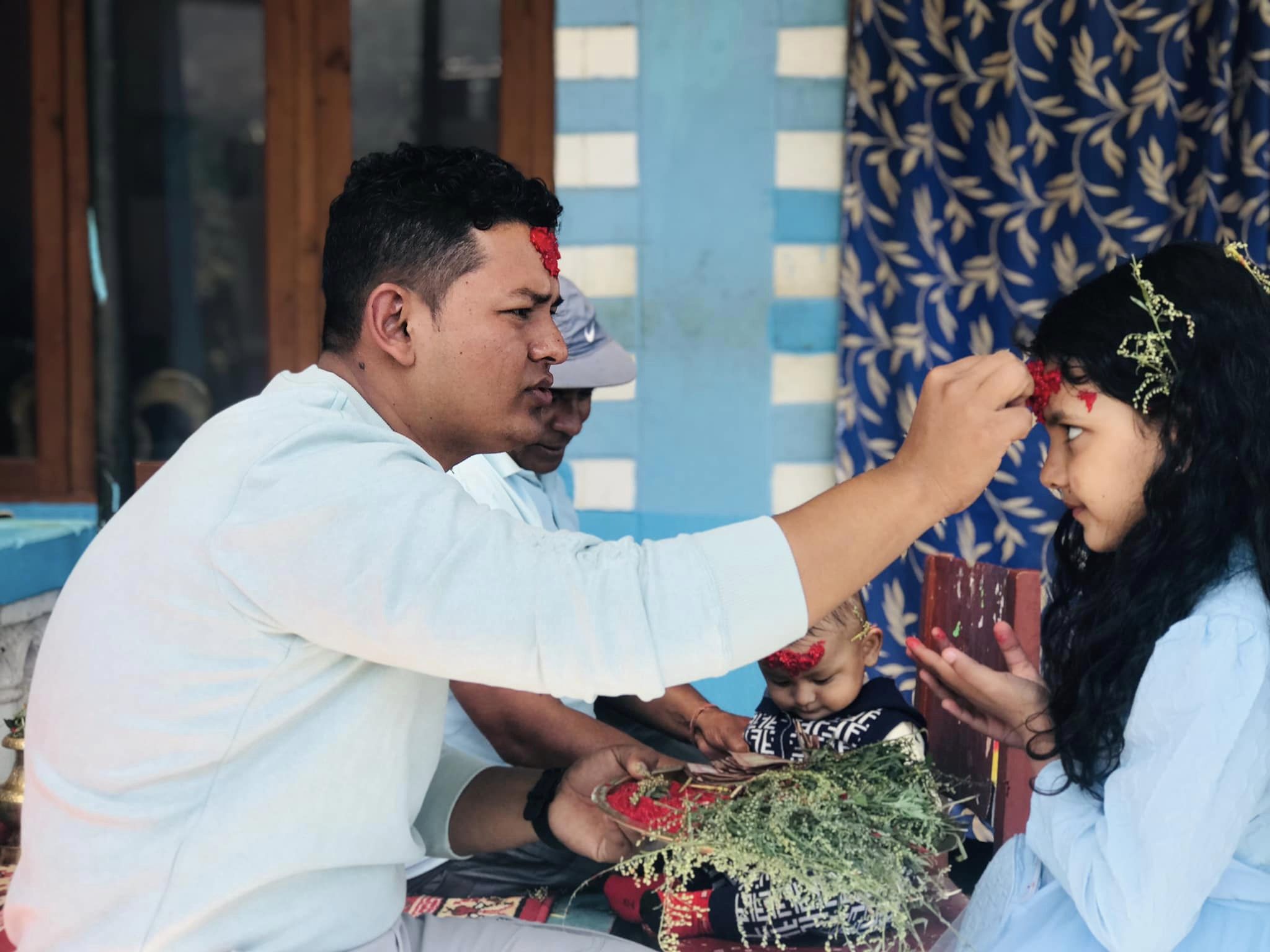 शुभ साइतमा घर घरमा लगाइयो दसैंको टीकाजमरा