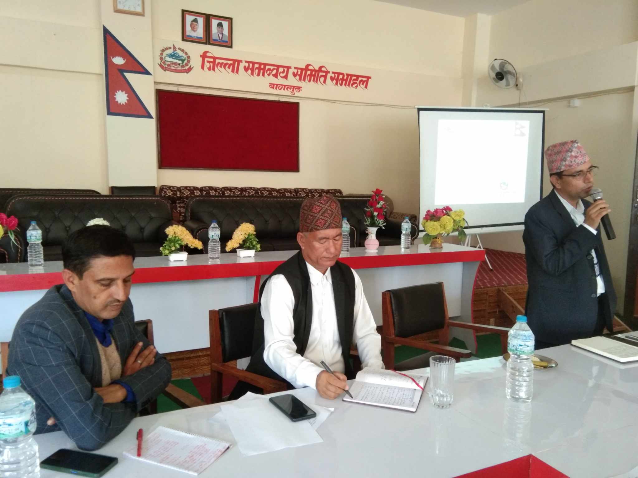 अबरुद्ध ग्रामीण सडक तथा राजमार्ग सफाइ गरेर संचालनमा ल्याईने