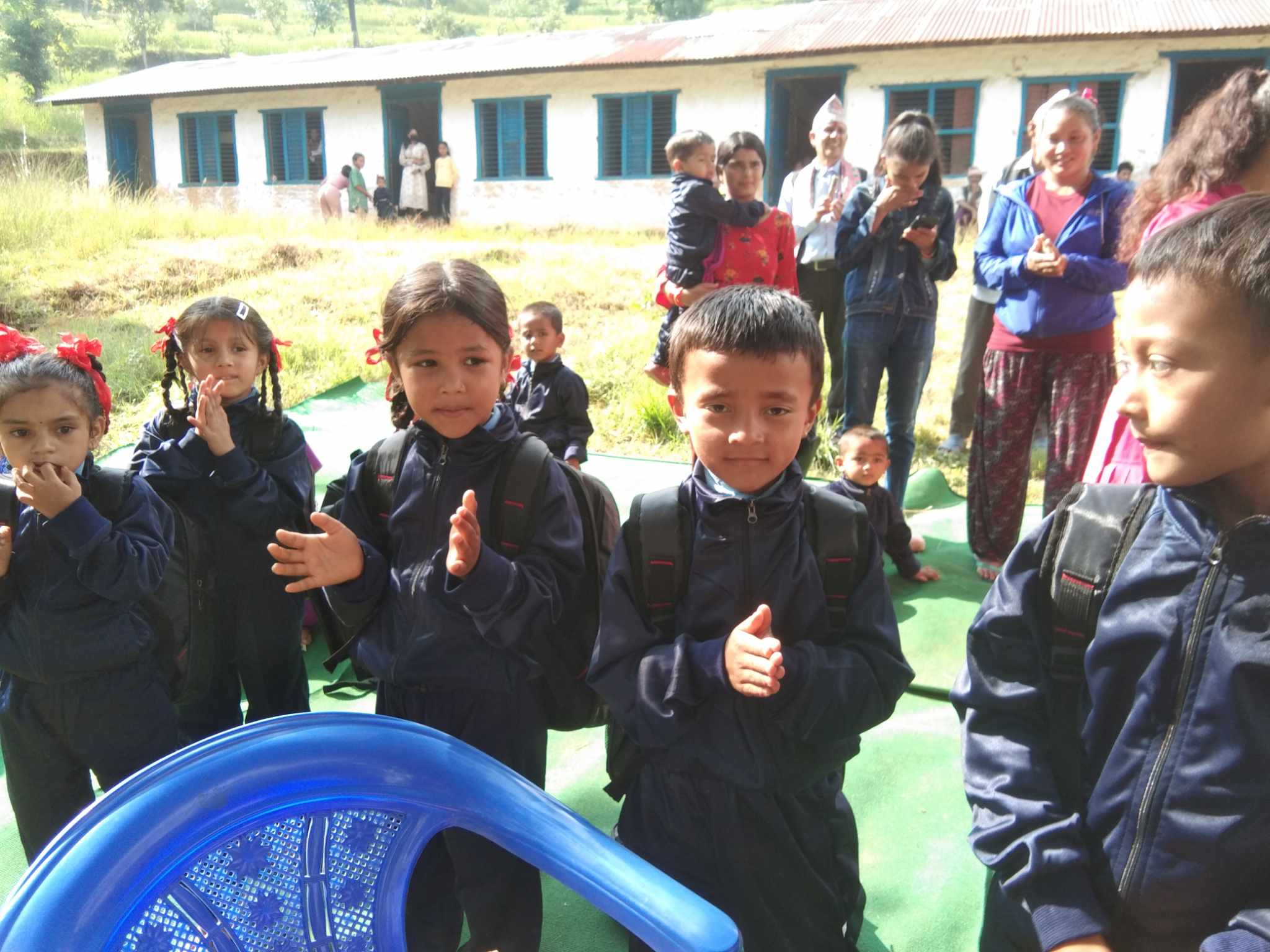 बेलायत बस्ने बालिकाद्वारा बिद्यालयमा सहयोग