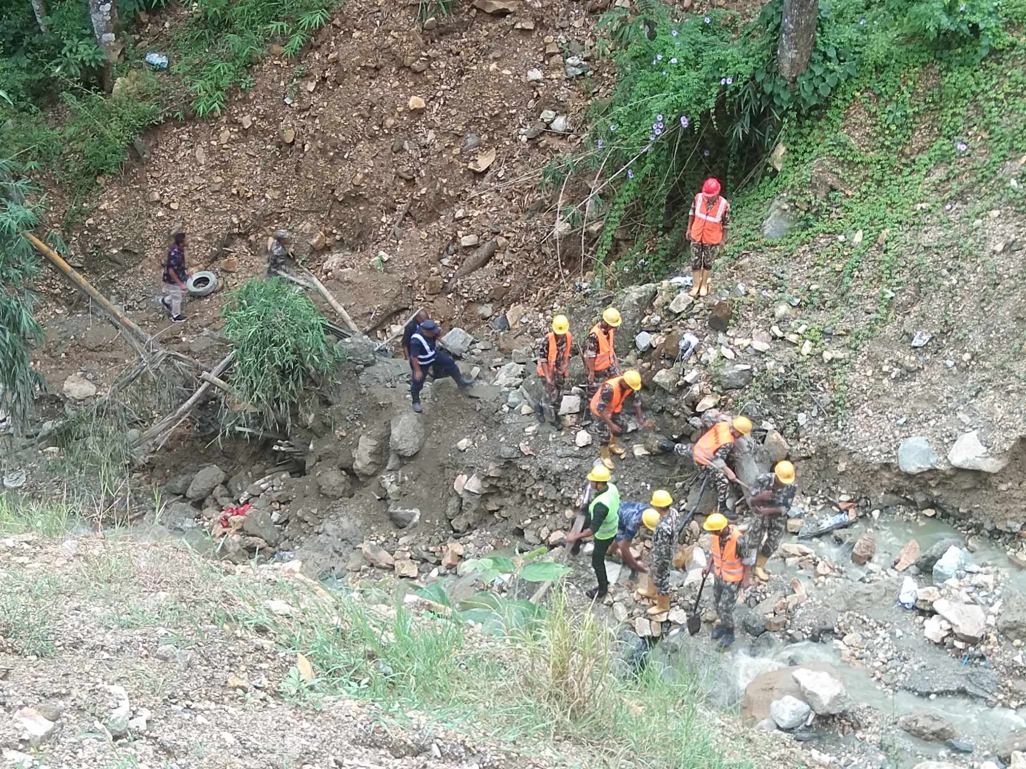 तमादीखोला बाढीमा बेपत्ताको खोजीकार्य जारी