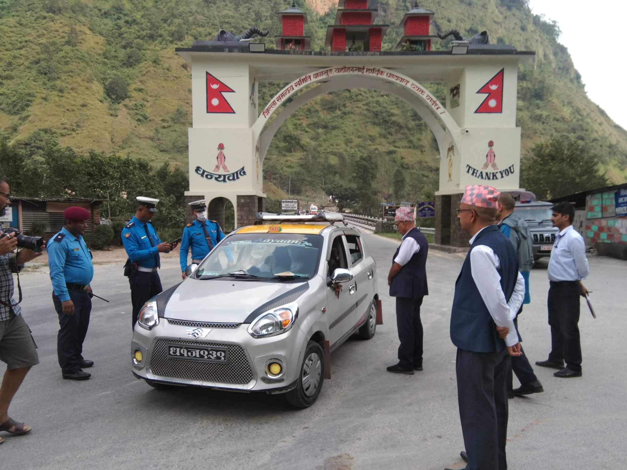 मालढुंगामा सवारीसाधनको चेकजाँच, बजारमा भेटिए अखाद्य वस्तु
