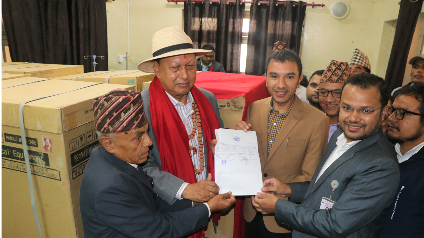 स्वास्थ्यमन्त्रीद्वारा ५ वटा डायलाइसिस मेसिन हस्तान्तरण