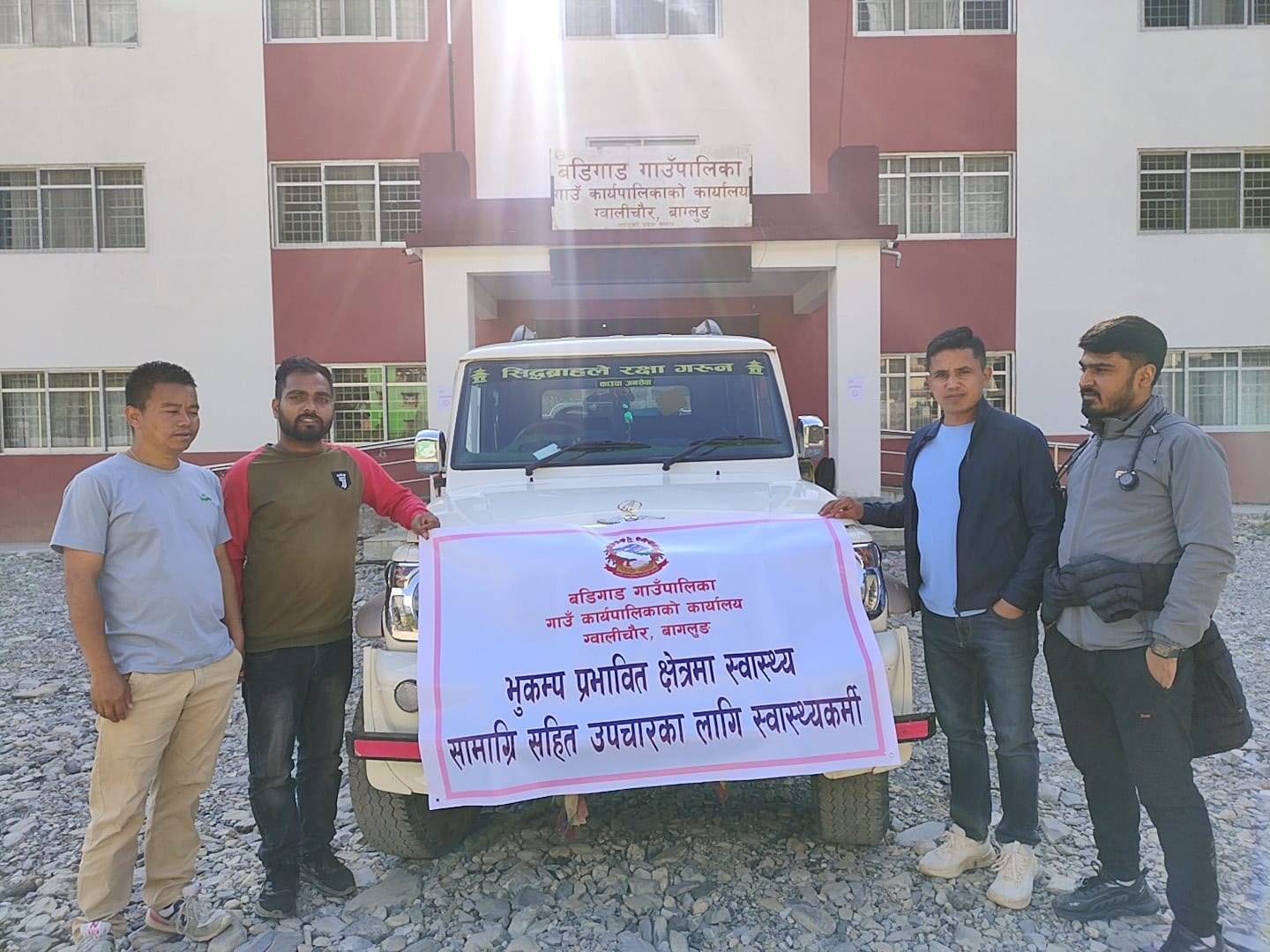 भुकम्प प्रभावित क्षेत्रमा बडिगाडले पठायो स्वास्थ्यकर्मी