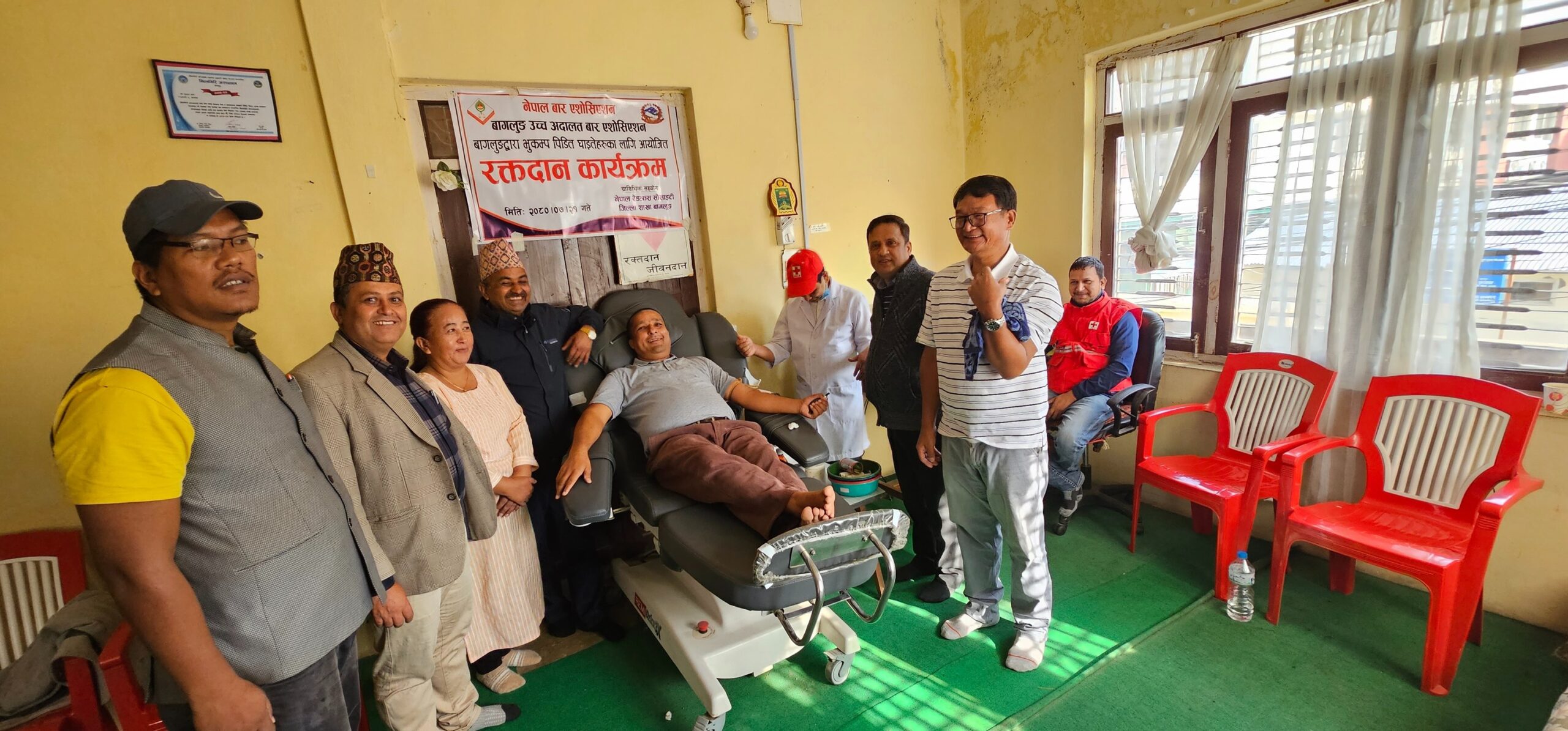 भूकम्प पीडित घाइतेलाई सहयोगका लागि बारको रक्तदान