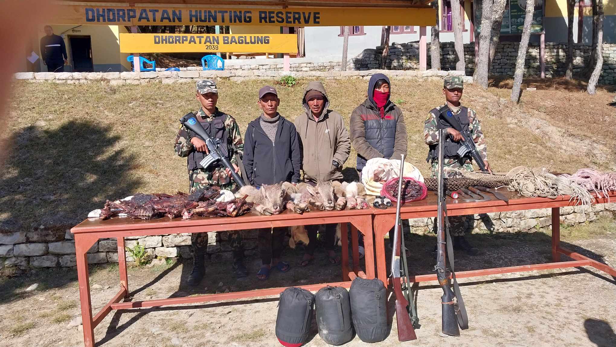ढोरपाटन शिकार आरक्षबाट अबैध हतियारसहित तीन जना पक्राउ
