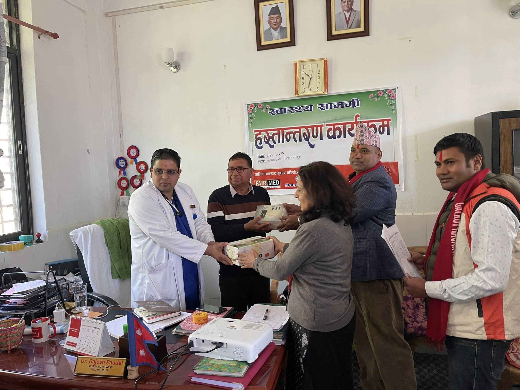 गलकोट नगर अस्पताललाई स्वास्थ्य उपकरण हस्तान्तरण