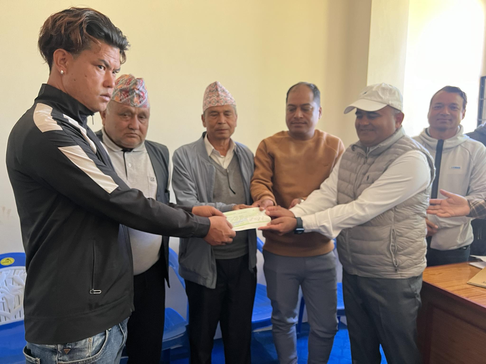 १२ बर्षिया बालकलाई आर्थिक सहयोग