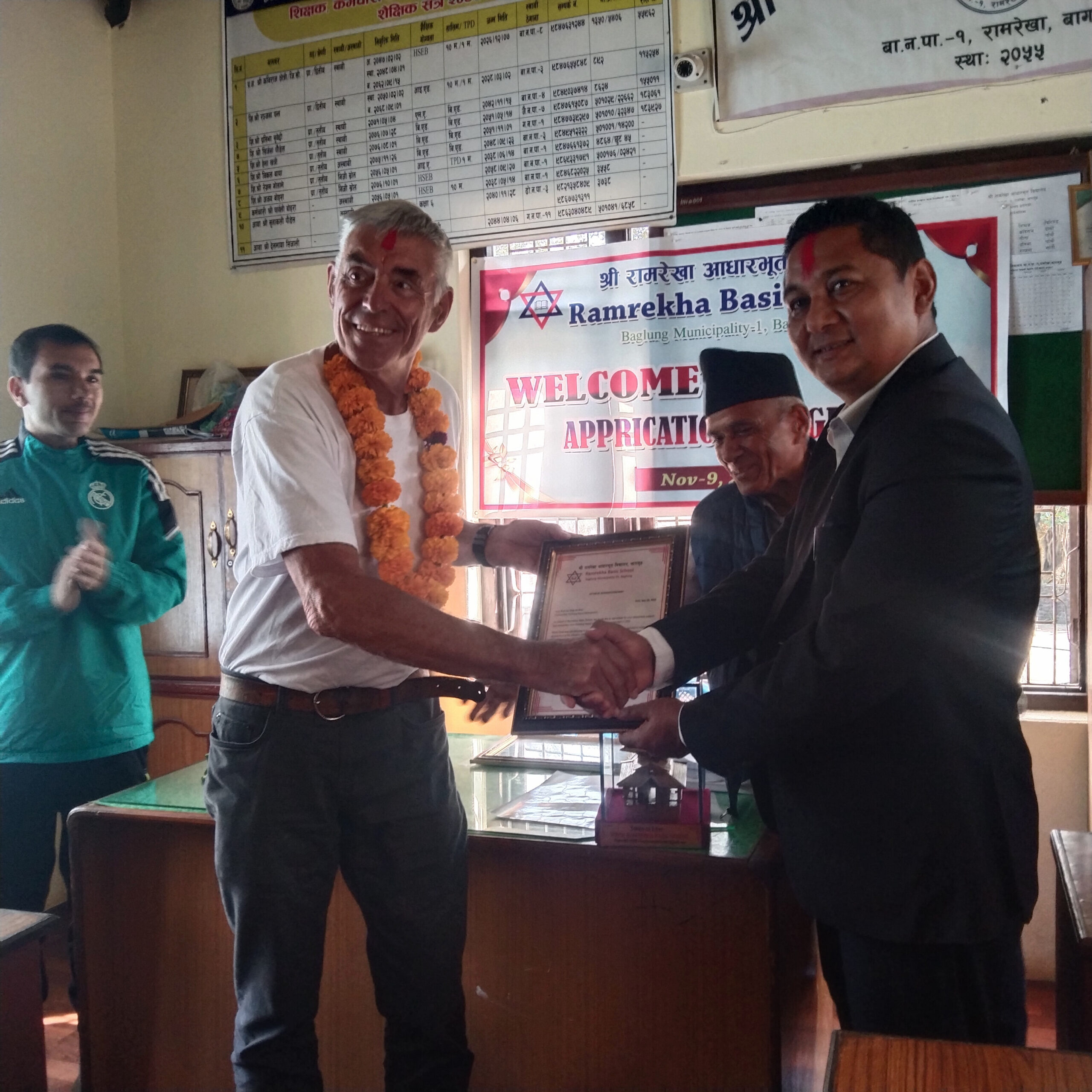 विद्यालयको भवन बनाउन सहयोग गर्ने दातालाई सम्मान