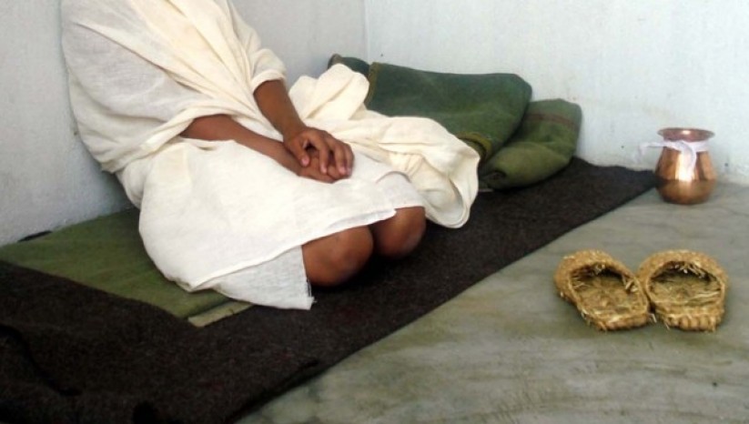 बाबुको निधनमा काजक्रिया गर्दै छोरी