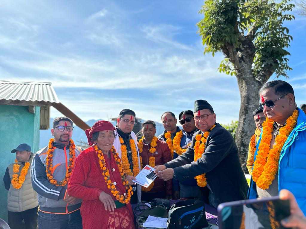 गनपाले थाल्यो जेष्ठ नागरिकको घरमा स्वास्थ्यकर्मी अभियान