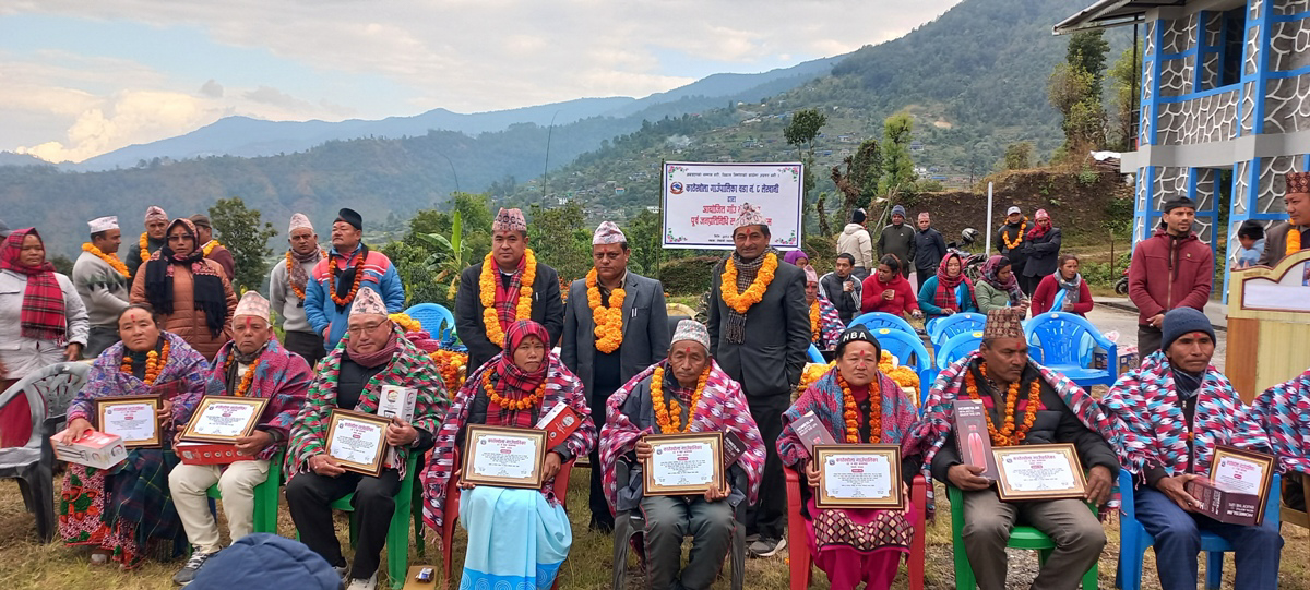 गाउँभेलामा पूर्व जनप्रतिनिधि सम्मानित