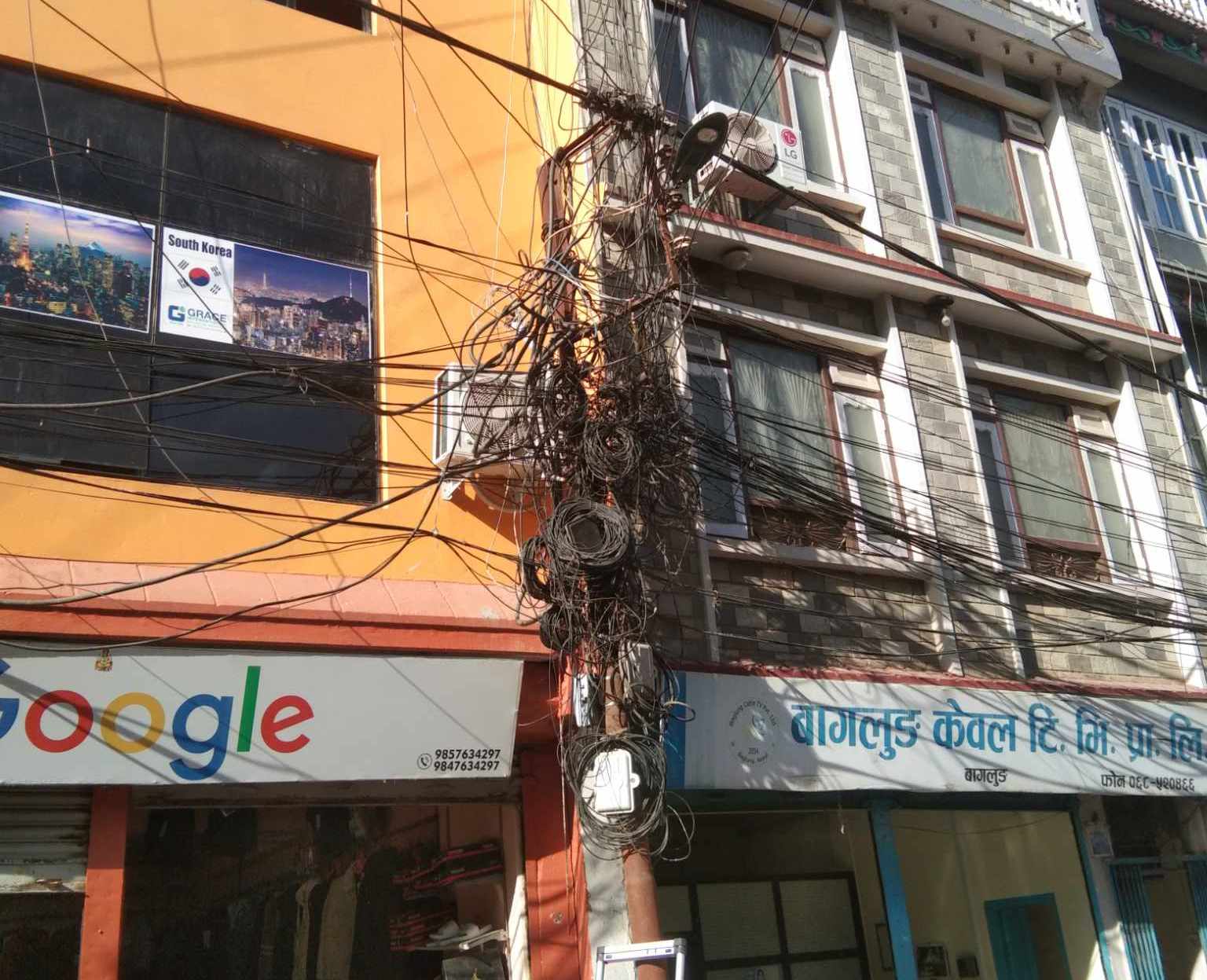पुराना पोल र अव्यवस्थित तार हटाउने नगरको अभियान जारी
