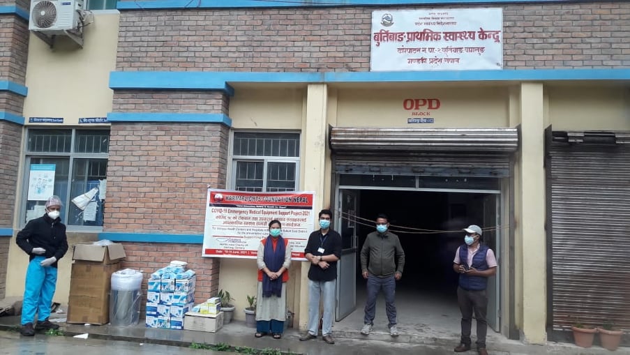 बुर्तिबाङ प्राथमिक स्वास्थ्य केन्द्रलाई रक्तदान कुर्सी सहयोग