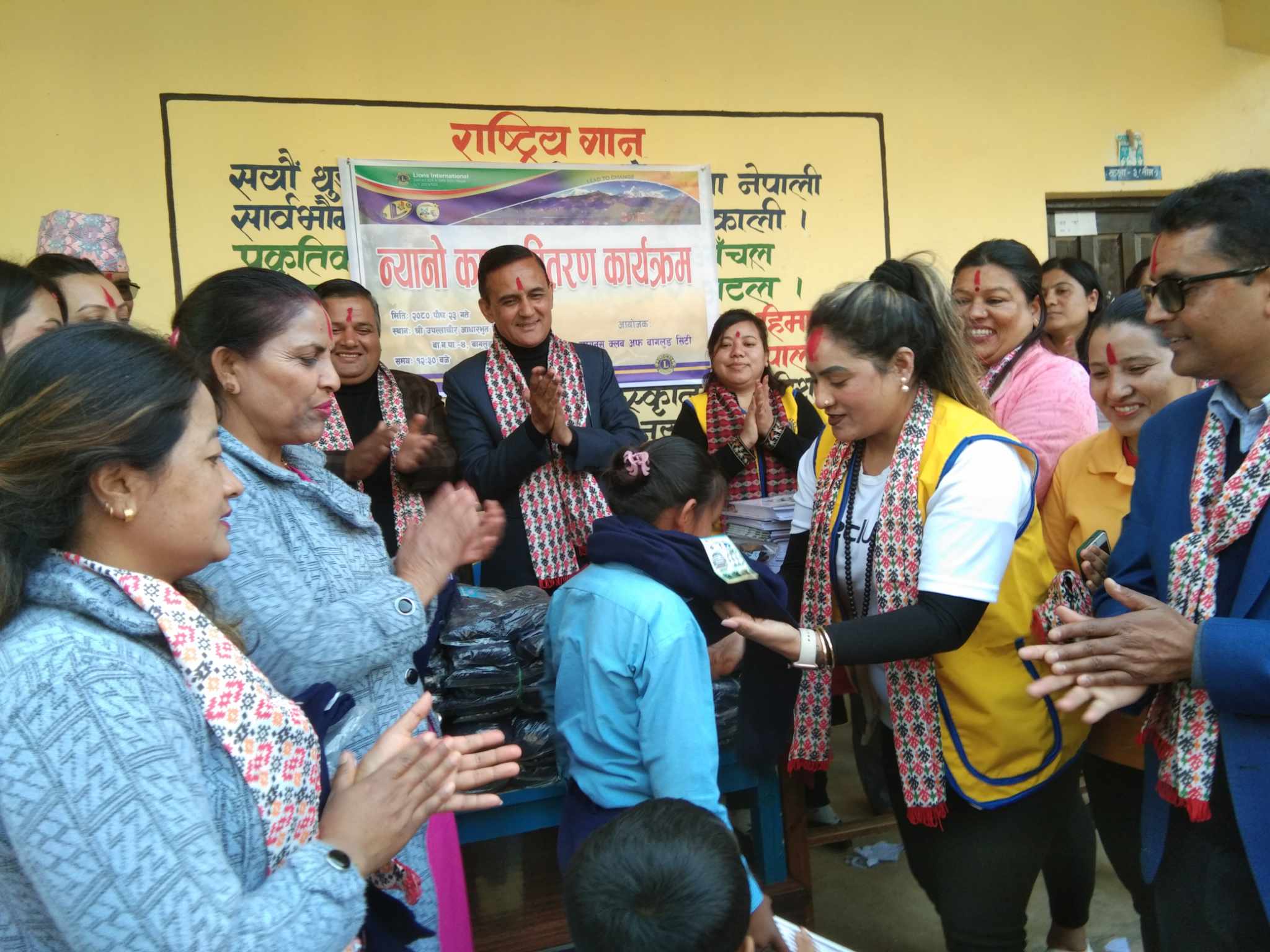 बागलुङ सिटीले दियो उबालबालिकालाई शैक्षिक सामाग्री र न्यानो कपडा