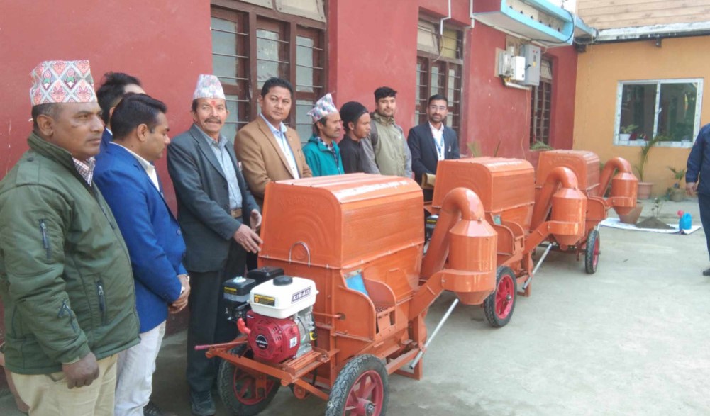 बागलुङ नगरपालिकाले दियो किसानलाई थ्रेसर मेसिन