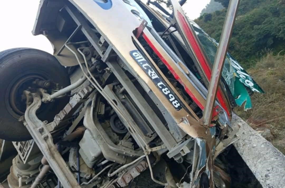 लोकमार्गको जउलेपानीमा बस पल्टिंदा २१ घाइते