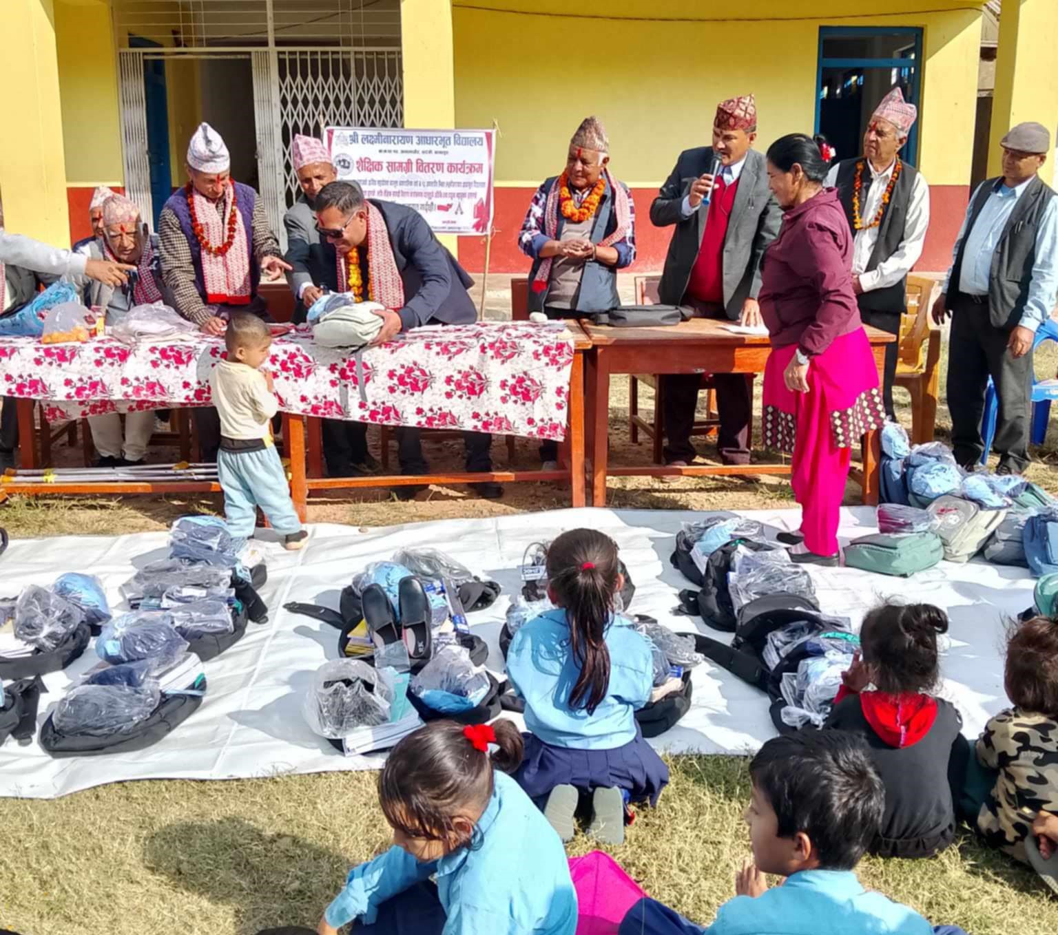 अन्तराष्ट्रिय बागलुङ समाजद्वारा विद्यार्थीलाई सहयोग