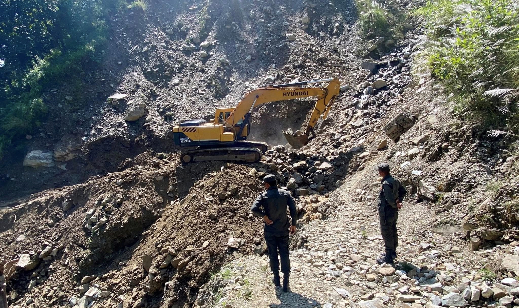 दशैं लागेपछि एक्लेसालको पहिरो हटाउने तयारी