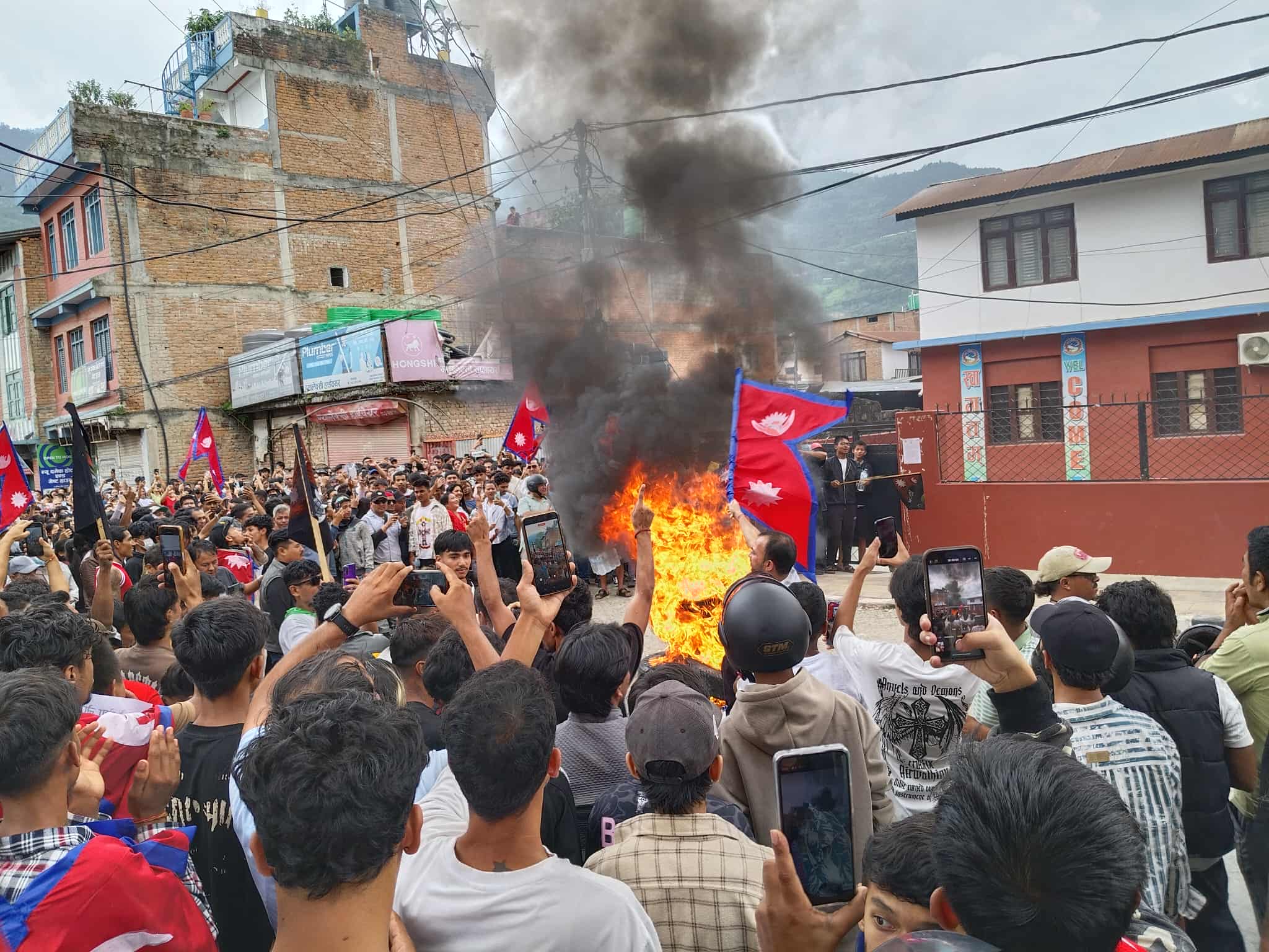 जेनजी प्रदर्शनकारीले बागलुङका दलका कार्यालयका झण्डा जलाए