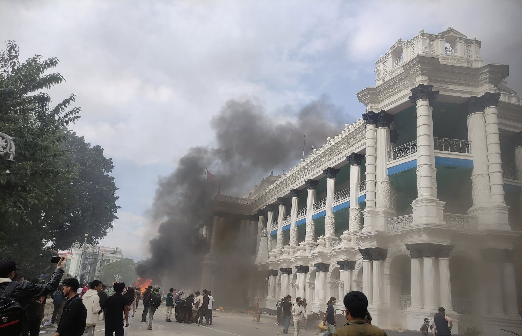 सिंहदरबार भित्रका सबै मन्त्रालय जलेर ध्वस्त