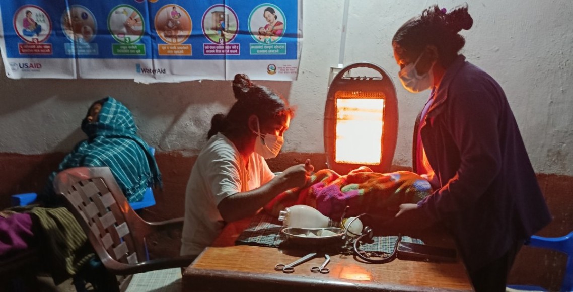 पाँच घण्टासम्म मुखैले कृत्रिम श्वास दिएर शिशुको ज्यान बचाए दुई अनमीले