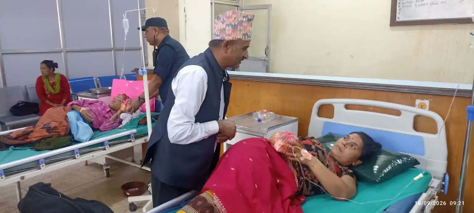 संविधान दिवशको अवसरमा बिरामीलाई फलफूल