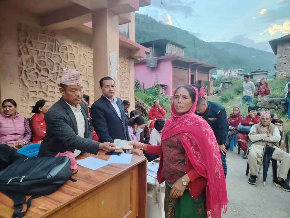 निसीखोलाका बाढीपहिरो पीडितलाई राहत वितरण
